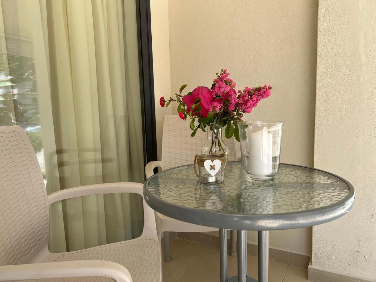 Sun'S Suites Аспровалта Екстериор снимка