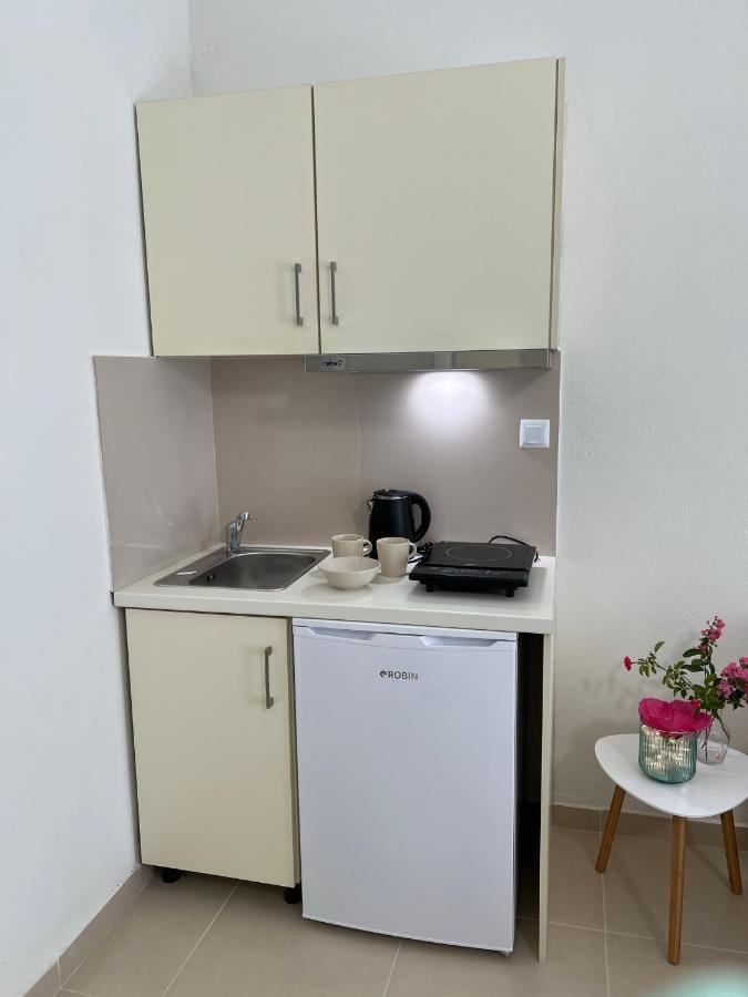 Sun'S Suites Аспровалта Екстериор снимка