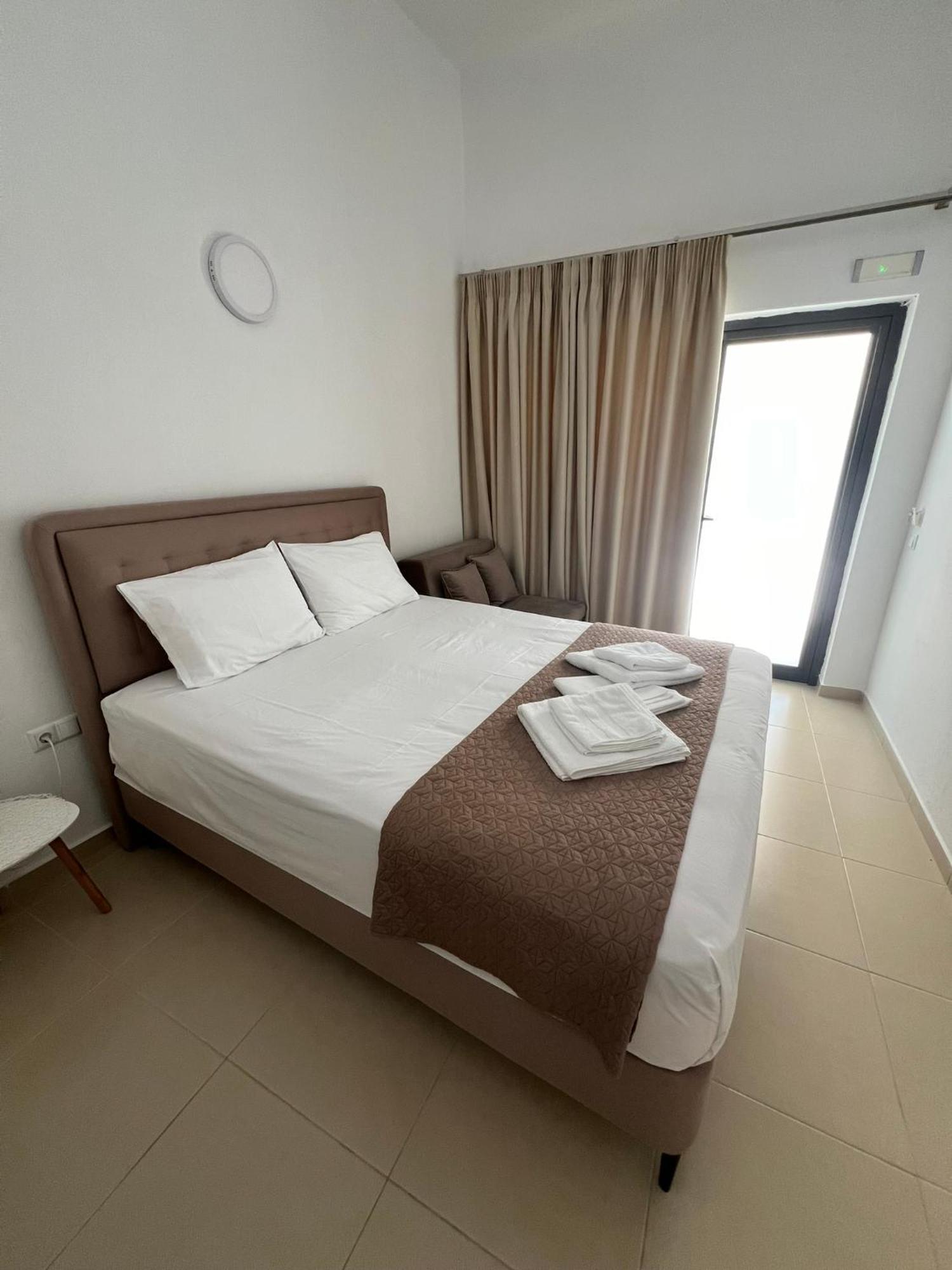Sun'S Suites Аспровалта Екстериор снимка