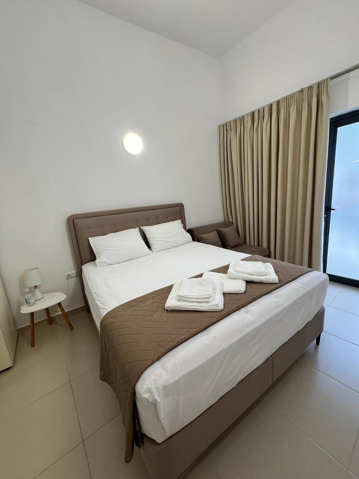 Sun'S Suites Аспровалта Екстериор снимка